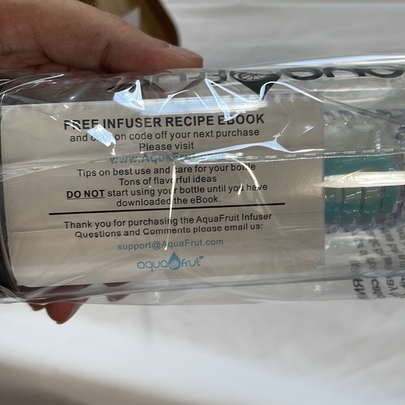 Aqua Frut fruit infuser bottle. NIB. Add any fruits/veggies for a flavor burst - Picture 7 of 7